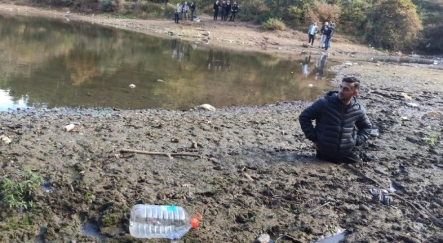 Balık tutmak isterken çamura saplandı!