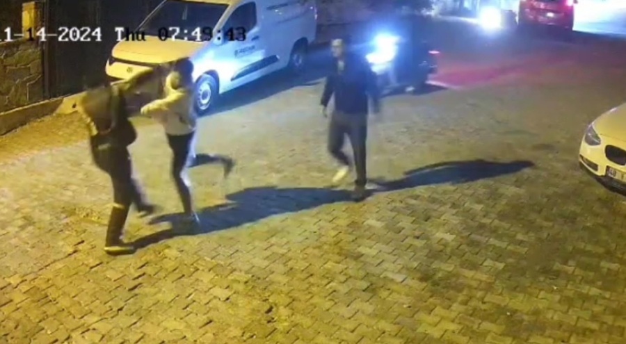 Takip ettikleri motosikletli kuryenin önünü kesip darbettiler