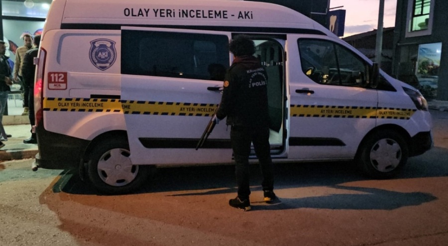 17 yaşındaki çocuğun oynadığı pompalı tüfek ateş aldı: 2 yaralı
