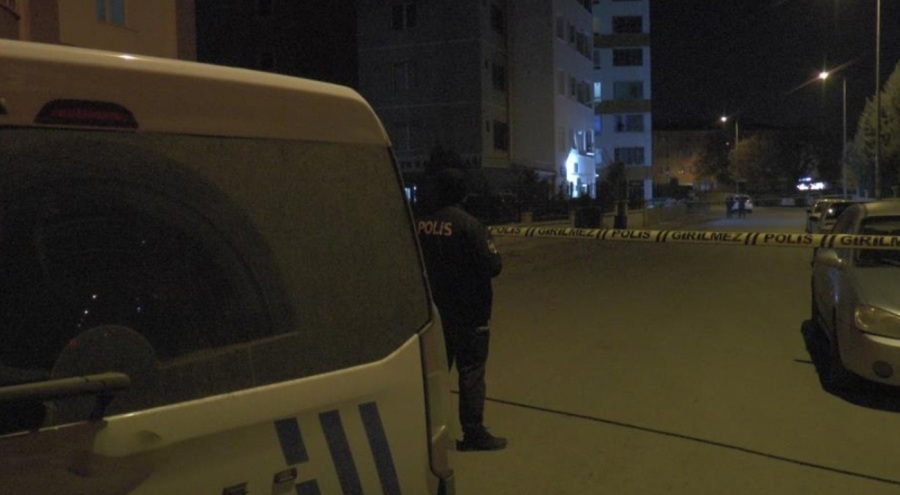 Apartmanın önüne bırakılan valiz sebebiyle ortalık ayağa kalktı