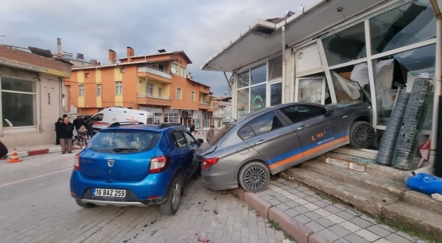 Kontrolden çıkan araç araçlara çarptı