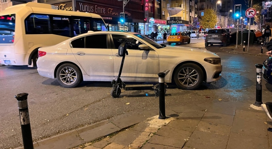 Scooter'dan düşüp otomobilin altında kaldı