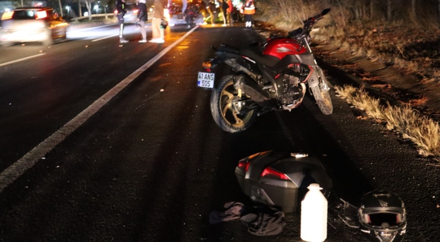 Yola devrilen aydınlatma direğine çarpan 3 motosikletin sürücüsü yaralandı