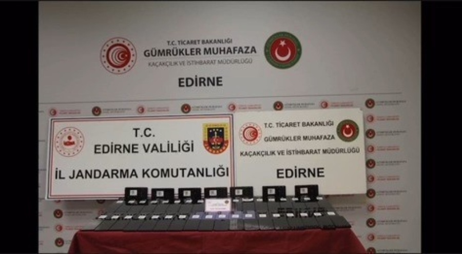 Tırın kupa kısmına gizlenen kaçak telefonlar yakalandı