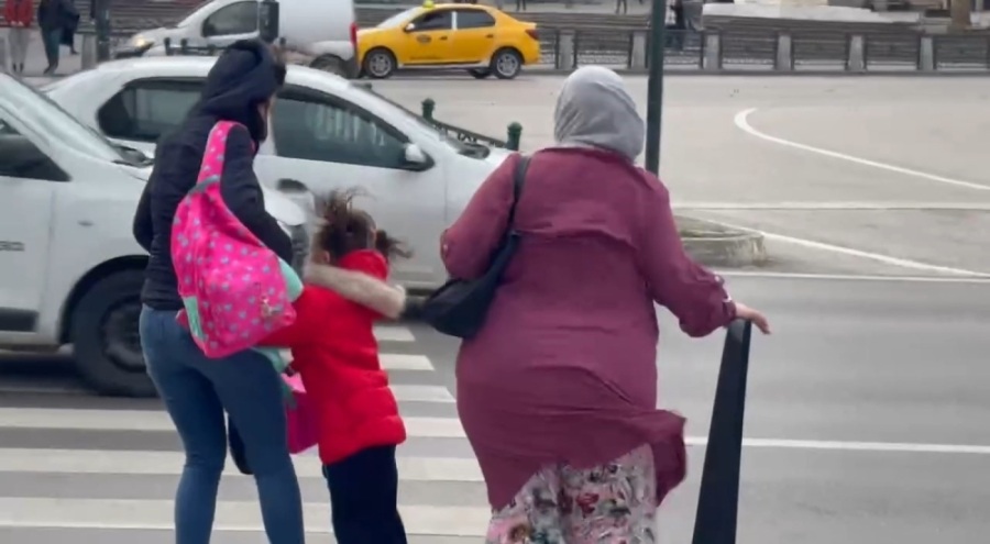 Fırtına Bursa'da insanları uçurdu!