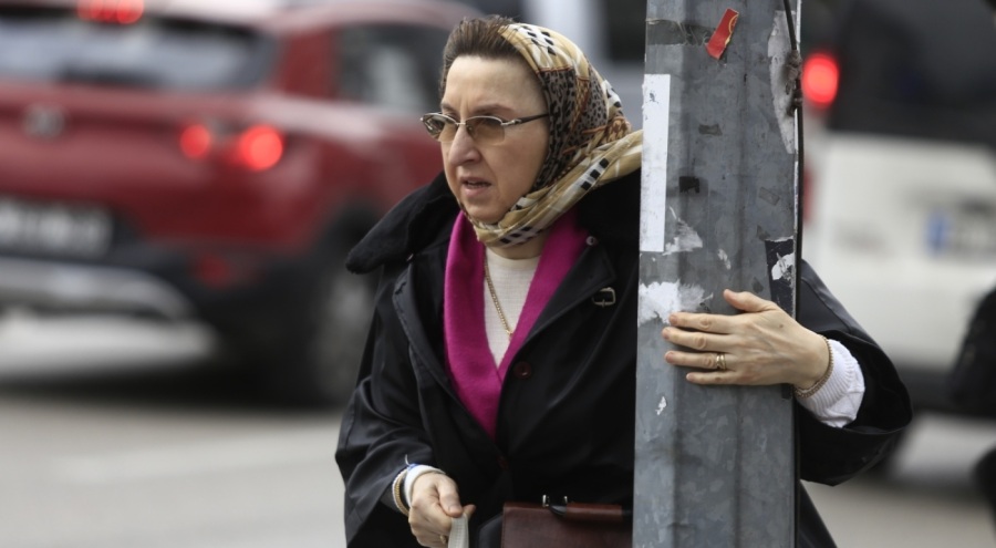 Bursa'da vatandaşlar uçmamak için direk ve ağaçlara tutundu