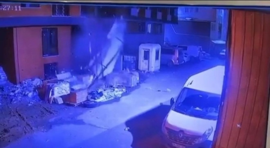 Lodos binanın çatısının dış cephesini uçurdu