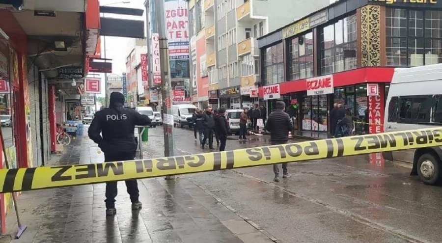 Husumetli aileler minibüsten inip kavga etti: Yaralılar var!