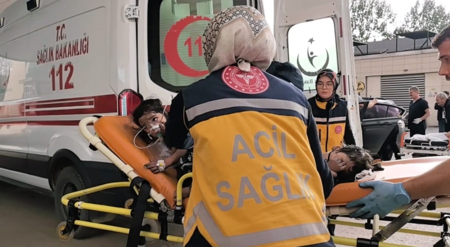 Bursa'da yanan evden 2 çocuğu itfaiye ekipleri kurtardı