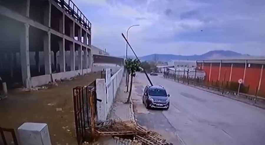 Bursa'da fırtına uçurdu, çelik ok gibi saplandı!