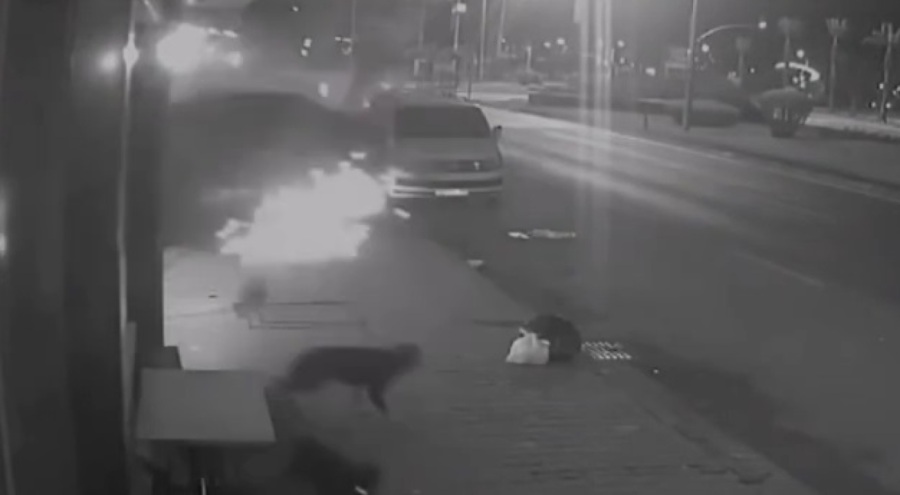 Otomobil gelinlik dükkanına çarptı