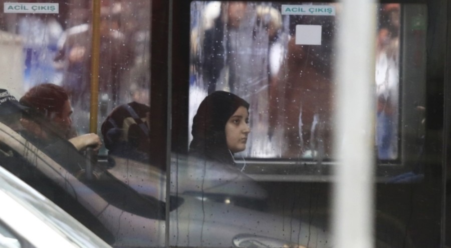 Bursa'da otobüs su ile doldu, yolcular koltuğa çıktı