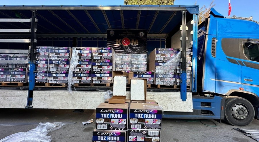 TIR'da temizlik malzemesi kolilerine gizlenmiş 2,5 milyon dolu makaron ele geçirildi