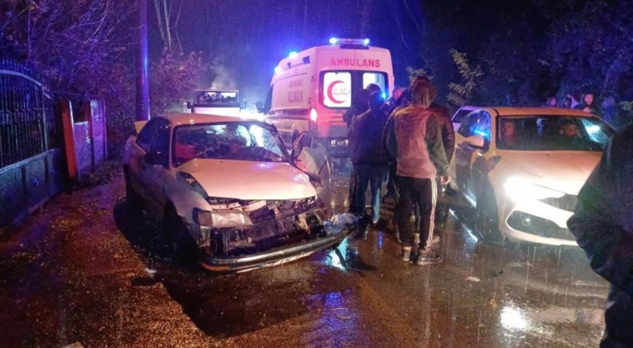 Kayganlaşan yolda 3 araç birbirine girdi