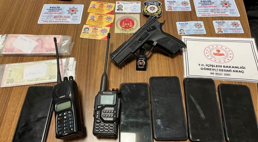 Durdurulan çakar tertibatlı araçtan silah ve el telsizi çıktı