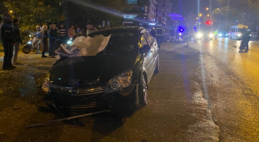 Otomobil, otobüs durağına daldı: 3 yaralı