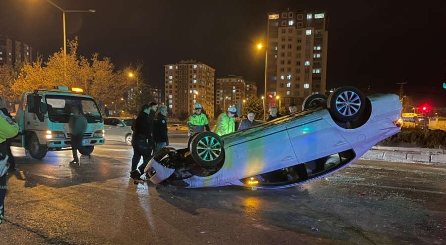 15 yaşındaki sürücünün kullandığı araç, kırmızı ışıktaki 2 araca çarptı: 4 yaralı