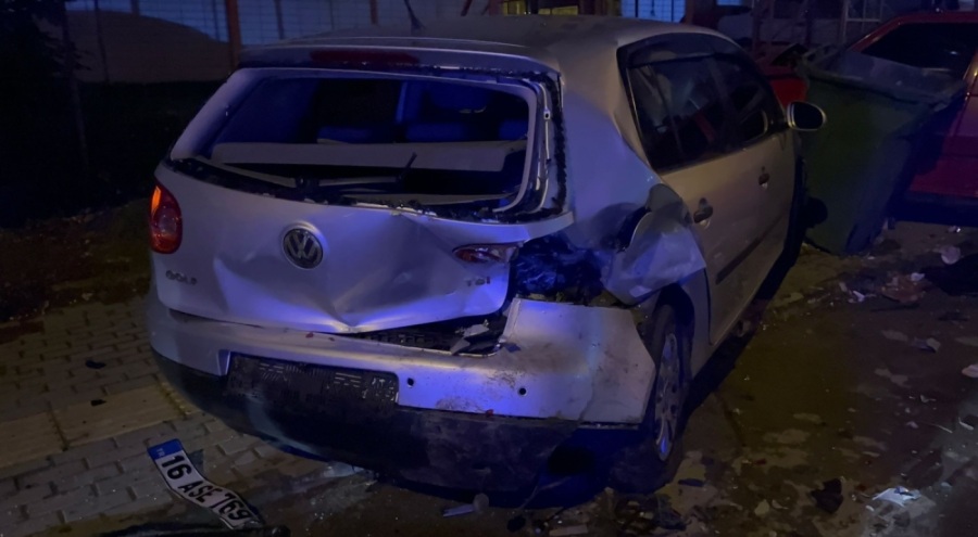 Bursa'da park halindeki otomobillere çarpıp kaçtı!