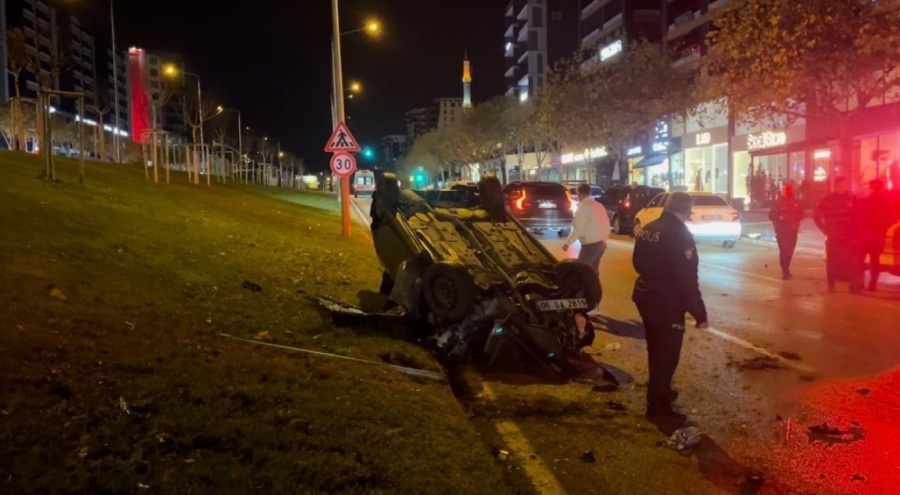 Bursa'da kontrolden çıkan otomobil refüje çarparak takla attı