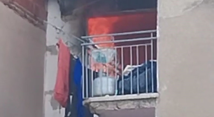 Bursa'da bir dairede çıkan yangının alevleri binayı sardı!