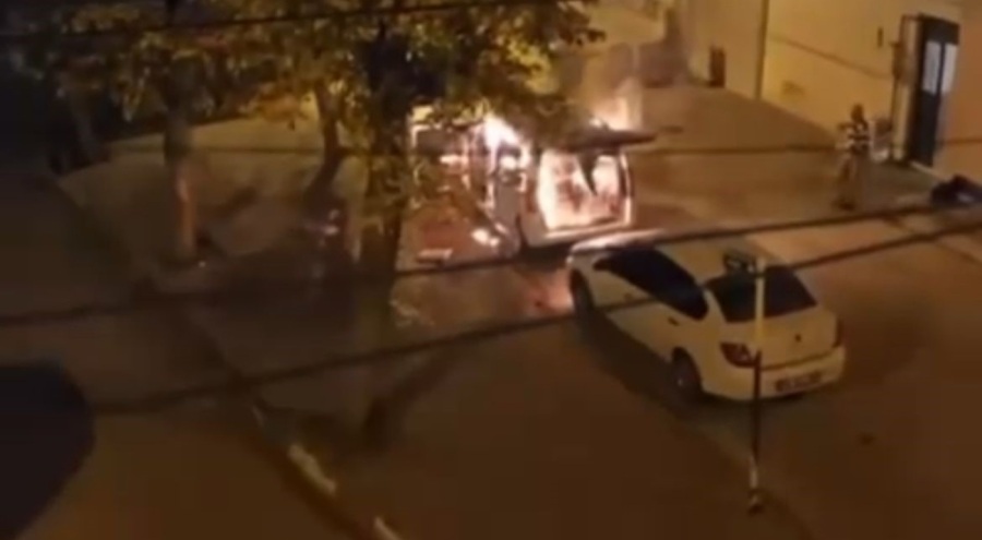 Bursa'da park halindeki ticari araç alev topuna döndü!