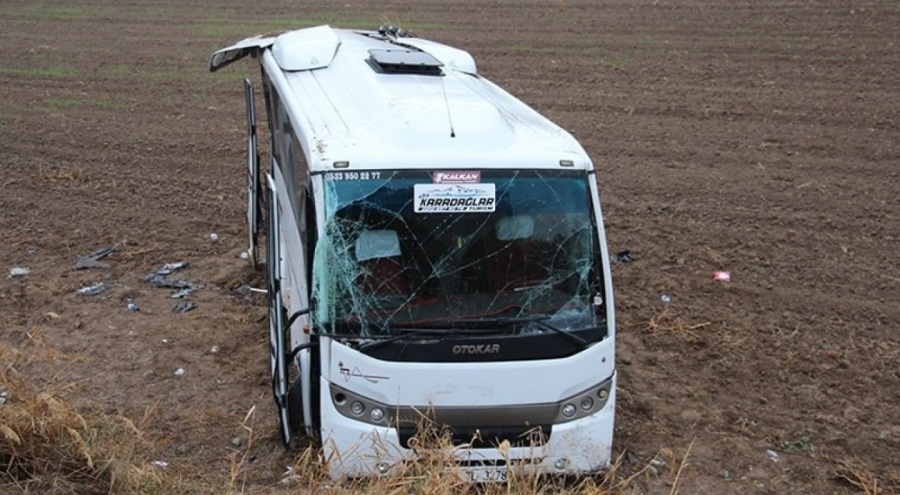Cenazeye gidenleri taşıyan midibüs, şarampole devrildi! Onlarca yaralı