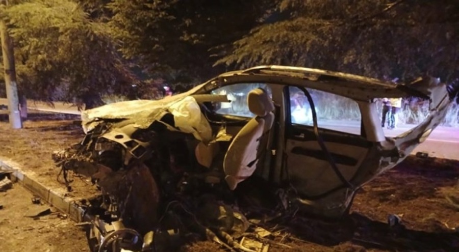 Refüje çarpan otomobilin sürücüsü yaşamını yitirdi