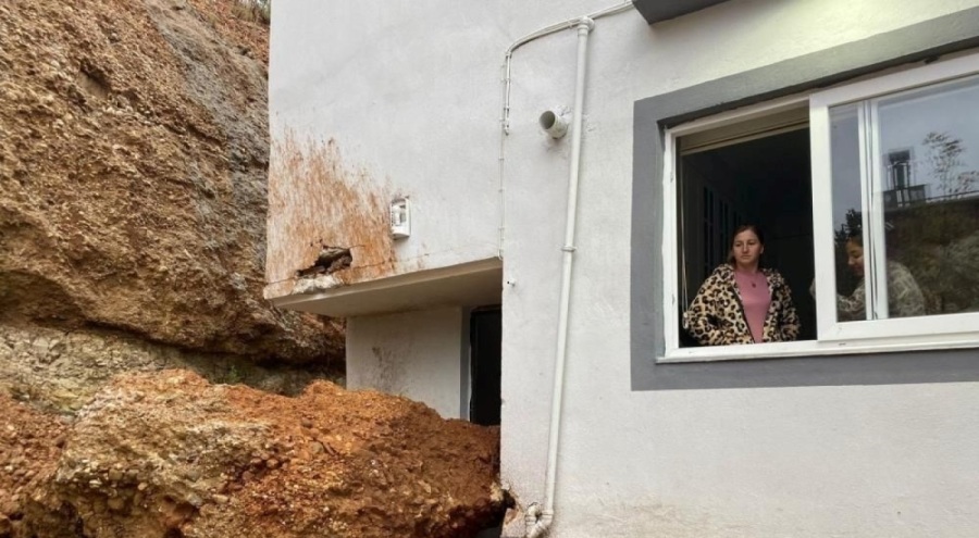 Heyelanda kopan kayanın çarptığı evde mahsur kaldılar