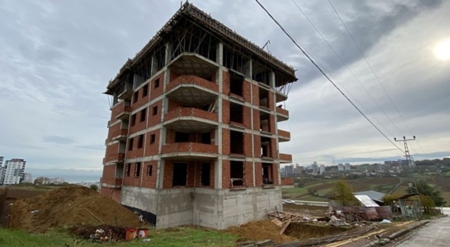 İnşaatta küçük çocuğun başına kalas düştü