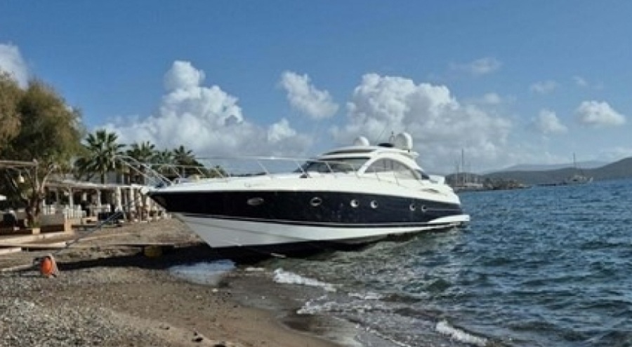Bodrum'da fırtına sonucu motor yat karaya oturdu