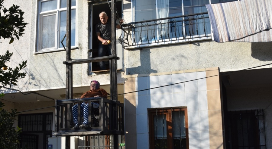 Yatağa bağımlı 47 yıllık eşi için binanın dışına ahşaptan asansör yaptı