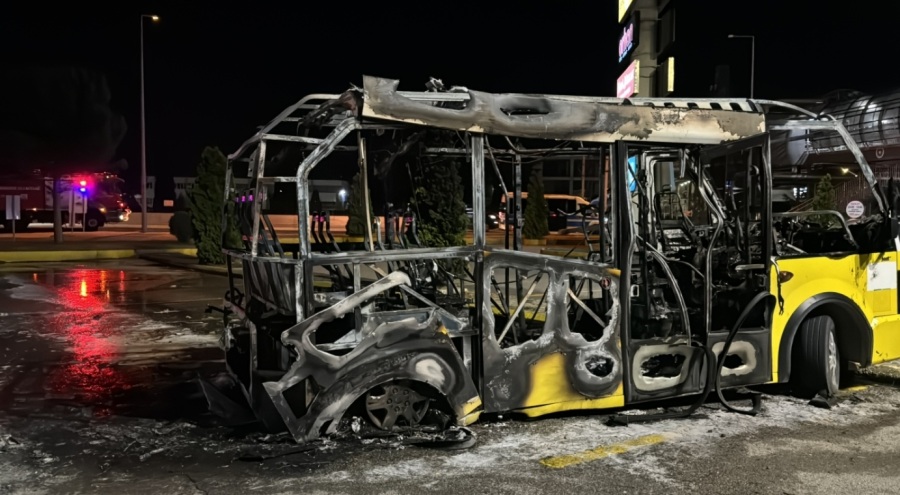 Bursa'da park halindeki yolcu minibüsü yandı!