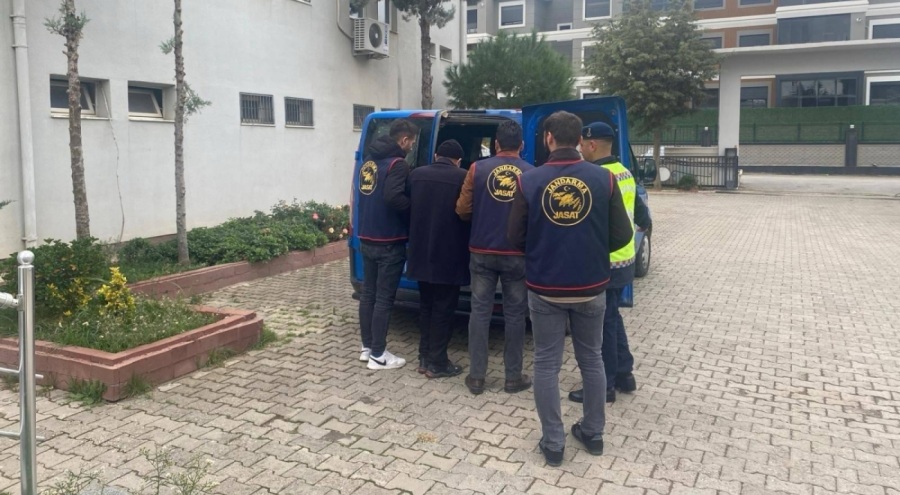 Kendilerini kamu görevlisi olarak tanıtıp, dolandırıcılık yapan 3 zanlı tutuklandı