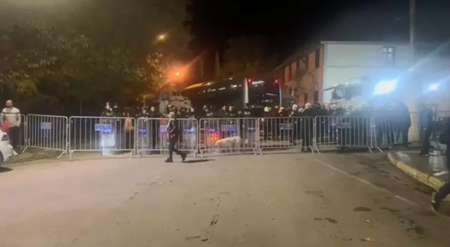 Belediye önünde gerginlik: Tunceli ve Ovacık belediyelerine kayyum kararı