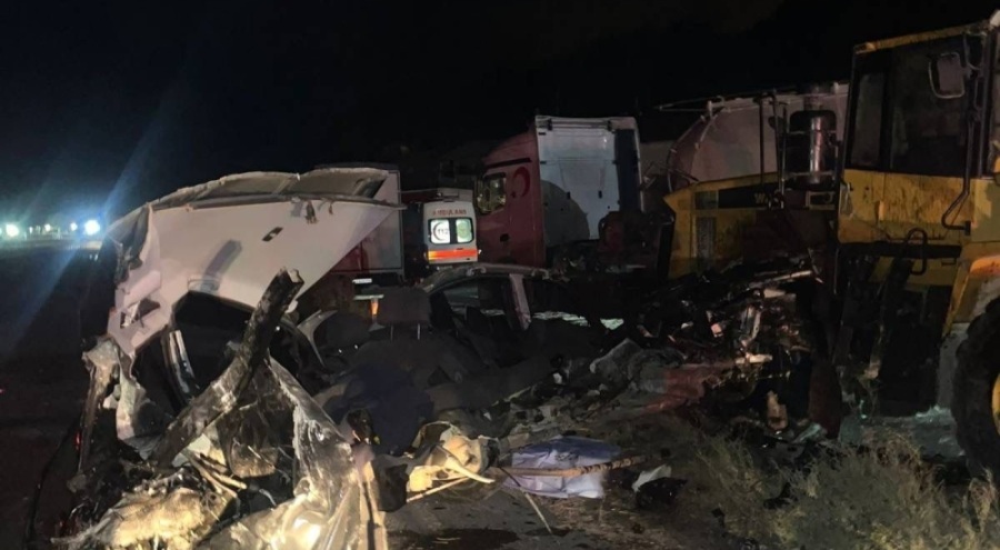 Kepçeye çarpan otomobil sürücüsü öldü