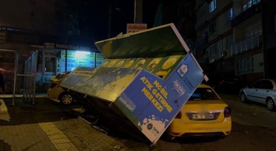 Bursa'da saatte 70 kilometre hıza ulaşan lodos hayatı felç etti