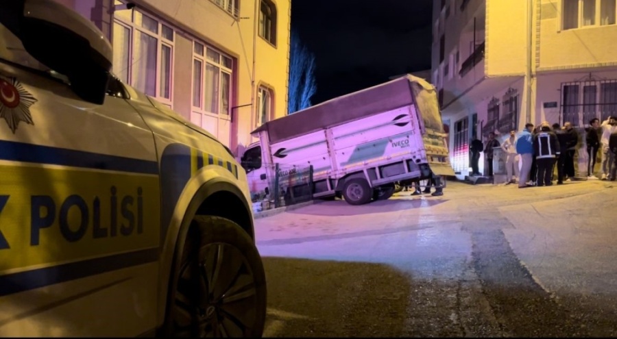 Bursa'da şiddetli lodosa yenik düşen kamyonet evin salonuna girdi