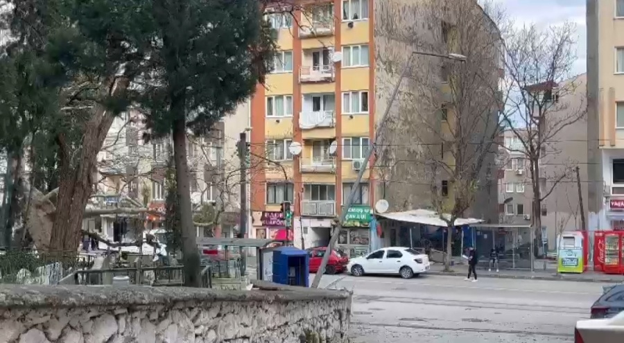 Bursa'yı lodos vurdu! İtfaiye 128 ihbara müdahale etti