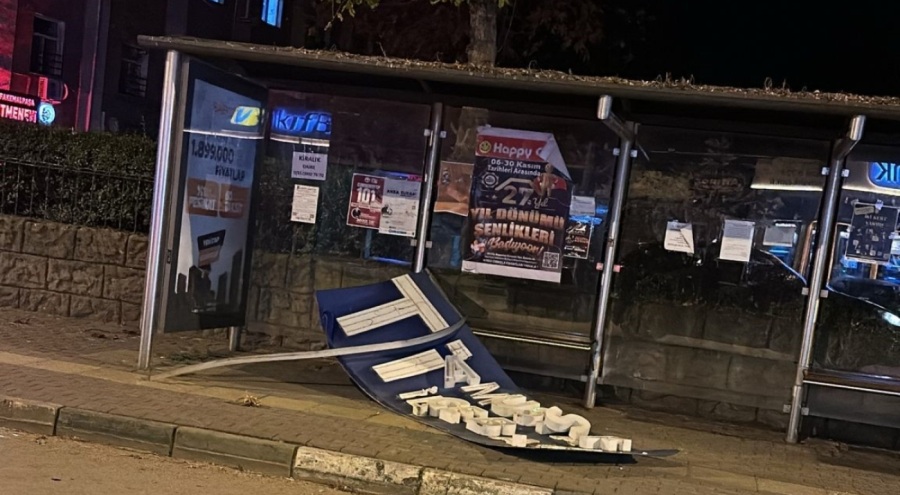 Bursa'da şiddetli rüzgar tabelayı yerinden söktü