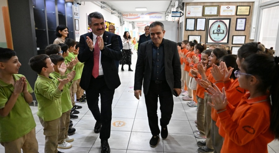 Bursa'da 42 yıllık öğretmen alkışlarla emekliliğe uğurlandı