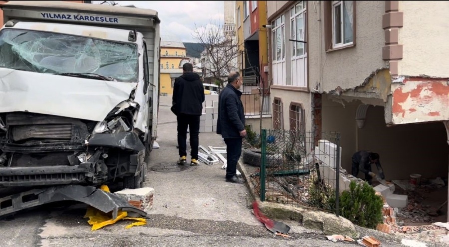 Bursa'da rüzgardan yokuş aşağı kaçan kamyon evin salonuna girdi