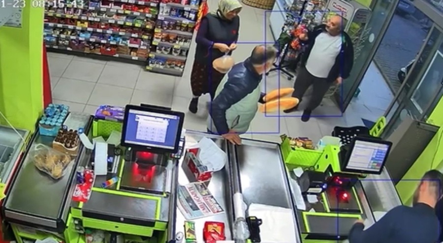 Bursa'da çamurlu ayakkabılarını çıkarıp çorapla alışveriş yaptı!