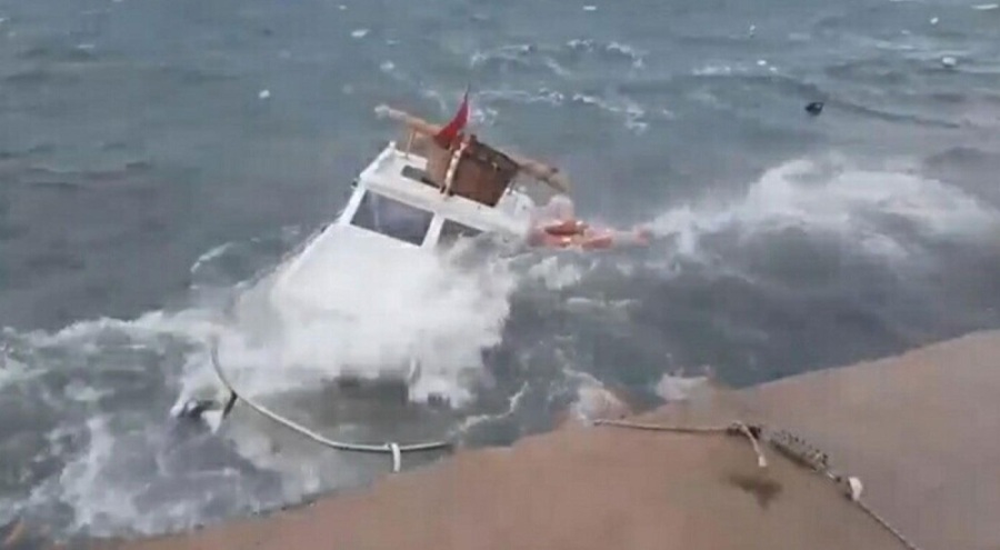 Balıkesir'de lodosta tekneler battı