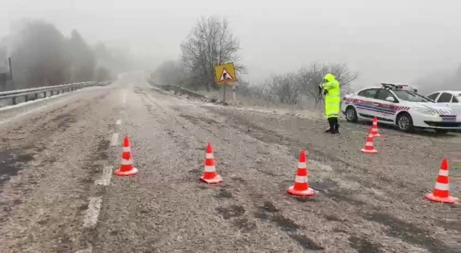 İnegöl'de kar yağışı sürücülere zor anlar yaşattı