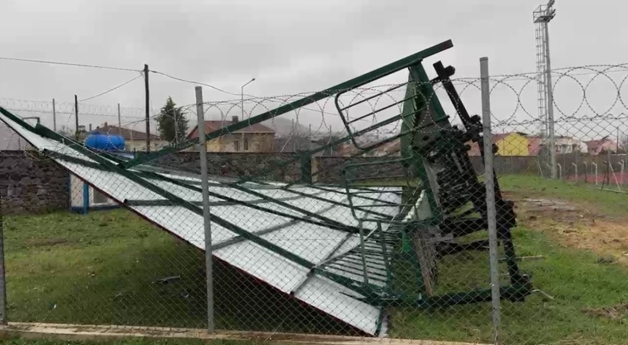 Bursa'da şiddetli rüzgar İznik İlçe Stadyumu'nun tribününü yıktı