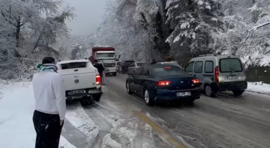 Bursa'da ilçe yolları kardan kapandı! Ekipler sahada