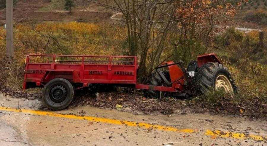 Ehliyetsiz sürücünün traktörü devrildi: 1 ölü, 3 yaralı