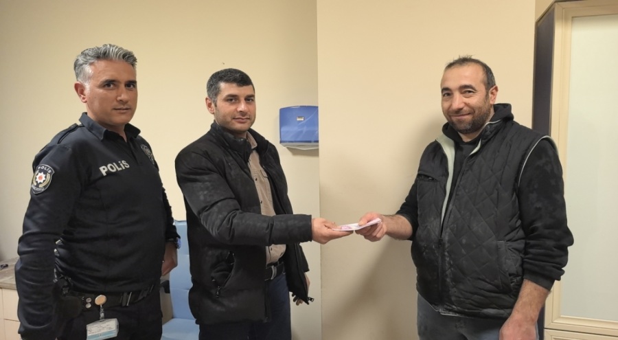 Bursa'da ATM'de unutulan para sahibine teslim edildi