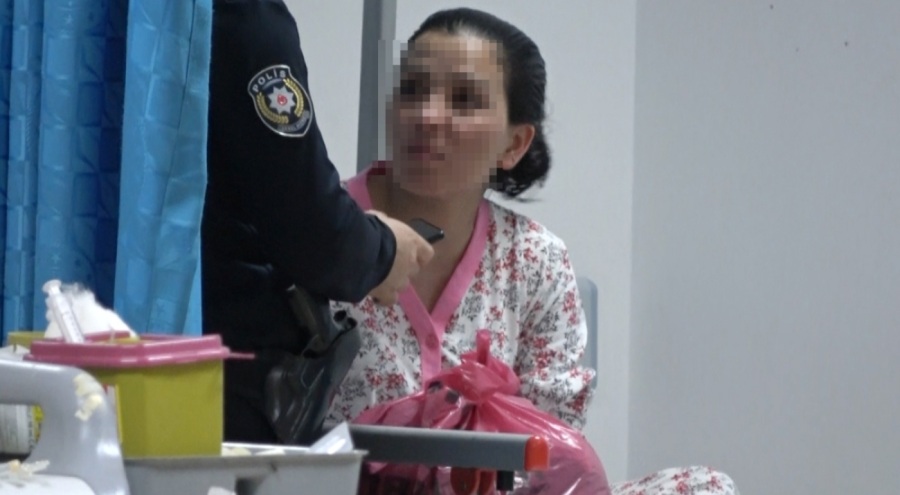 Kocası tarafından aldatıldığını düşünüp üzerine benzin döküp kendini yakmak istedi