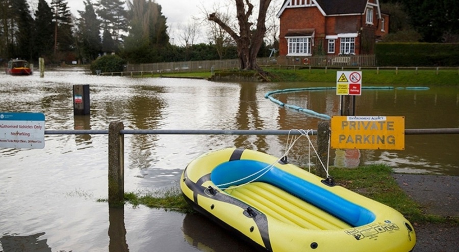 İrlanda'da Bert Fırtınası sebebiyle on binlerce ev ve iş yeri elektriksiz kaldı